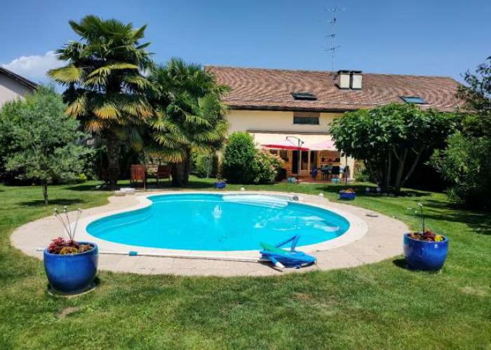 Charmante villa jumelle de 5.5 pièces avec piscine